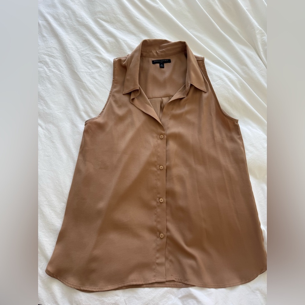Banana Republic Sleeveless Button-Down Shell Top — Camel
